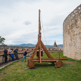 Zväčšiť fotografiu - Južnému opevneniu trenčianskeho hradu oddnes kraľuje trebuchet - TSK_trebuchet katapult (19 of 31)
