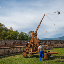 Zväčšiť fotografiu - Južnému opevneniu trenčianskeho hradu oddnes kraľuje trebuchet - TSK_trebuchet katapult (28 of 31)