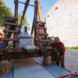 Zväčšiť fotografiu - Južnému opevneniu trenčianskeho hradu oddnes kraľuje trebuchet - TSK_trebuchet katapult (2 of 31)
