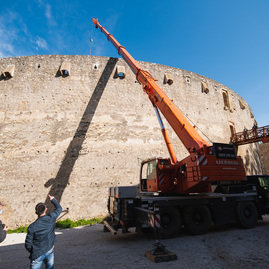 Zväčšiť fotografiu - Južnému opevneniu trenčianskeho hradu oddnes kraľuje trebuchet - TSK_trebuchet katapult (3 of 31)