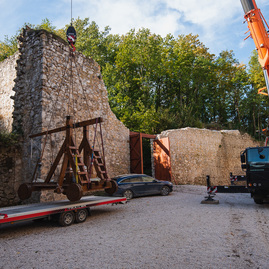 Zväčšiť fotografiu - Južnému opevneniu trenčianskeho hradu oddnes kraľuje trebuchet - TSK_trebuchet katapult (5 of 31)