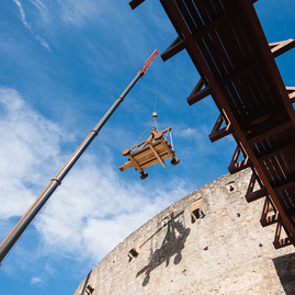 Zväčšiť fotografiu - Južnému opevneniu trenčianskeho hradu oddnes kraľuje trebuchet - TSK_trebuchet katapult (6 of 31)