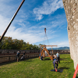 Zväčšiť fotografiu - Južnému opevneniu trenčianskeho hradu oddnes kraľuje trebuchet - TSK_trebuchet katapult (8 of 31)