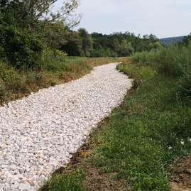 Na cyklotrase vedúcej z trenčianskeho hradu do nemšovej aktuálne sypú konštrukčné vrstvy - IMG_20190825_120149