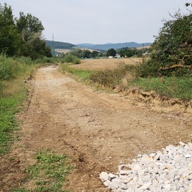 Na cyklotrase vedúcej z trenčianskeho hradu do nemšovej aktuálne sypú konštrukčné vrstvy - IMG_20190825_120154