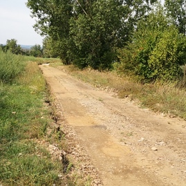 Na cyklotrase vedúcej z trenčianskeho hradu do nemšovej aktuálne sypú konštrukčné vrstvy - IMG_20190825_120323