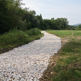 Na cyklotrase vedúcej z trenčianskeho hradu do nemšovej aktuálne sypú konštrukčné vrstvy - IMG_20190825_120604