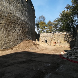 Na mieste skleníka už čoskoro vyrastú múry novej administratívnej budovy. pokračujú i práce na vybudovaní nového vstupu na trenčiansky hrad - IMG_20181009_145533