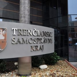 Zväčšiť fotografiu - Na zmiernenie dopadov zatvorenia hornonitrianskych baní schválila európska komisia štátnu pomoc - tsk_budova-676x451