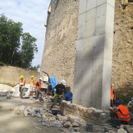 Práce na južnom opevnení trenčianskeho hradu pokračujú aj v auguste - IMG_20190807_092140