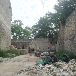 Práce na južnom opevnení trenčianskeho hradu pokračujú aj v auguste - IMG_20190807_095526