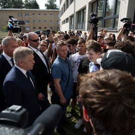 Zväčšiť fotografiu - Premiér sa vrátil do handlovej skontrolovať napredovanie transformácie regiónu - 20240906_HANDLOVA_21w