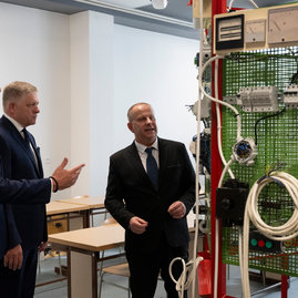 Zväčšiť fotografiu - Premiér sa vrátil do handlovej skontrolovať napredovanie transformácie regiónu - 20240906_HANDLOVA_26w