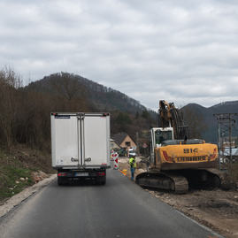 Zväčšiť fotografiu - Rekonštrukcia cesty medzi považskou bystricou a domanižou pokračuje ďalšími etapami - 20230413_TSK_cesty_031w