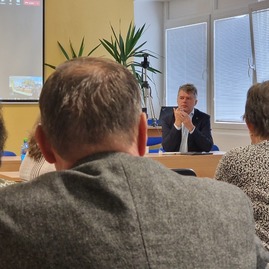Zväčšiť fotografiu - Školám na hornej nitre majú pomôcť eurofondy - 20221109_101717