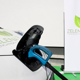 Športovcom zo športového gymnázia v trenčíne by pri tréningoch a príprave mal pomáhať elektromobil - 20170802_PB_rychlonabijacka_elektromobil_008r