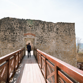 Zväčšiť fotografiu - Toto ste o južnom opevnení trenčianskeho hradu určite nevedeli - TSK_TN hrad_trebuchet_web (11)