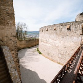 Zväčšiť fotografiu - Toto ste o južnom opevnení trenčianskeho hradu určite nevedeli - TSK_TN hrad_trebuchet_web (17)