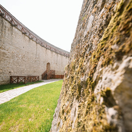 Zväčšiť fotografiu - Toto ste o južnom opevnení trenčianskeho hradu určite nevedeli - TSK_TN hrad_trebuchet_web (24)