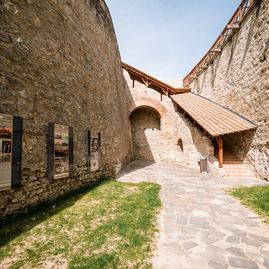 Zväčšiť fotografiu - Toto ste o južnom opevnení trenčianskeho hradu určite nevedeli - TSK_TN hrad_trebuchet_web (26)