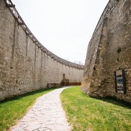 Zväčšiť fotografiu - Toto ste o južnom opevnení trenčianskeho hradu určite nevedeli - TSK_TN hrad_trebuchet_web (27)