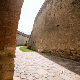 Zväčšiť fotografiu - Toto ste o južnom opevnení trenčianskeho hradu určite nevedeli - TSK_TN hrad_trebuchet_web (29)