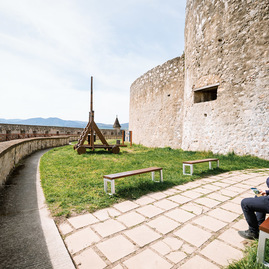 Zväčšiť fotografiu - Toto ste o južnom opevnení trenčianskeho hradu určite nevedeli - TSK_TN hrad_trebuchet_web (42)