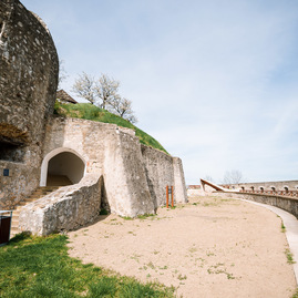 Zväčšiť fotografiu - Toto ste o južnom opevnení trenčianskeho hradu určite nevedeli - TSK_TN hrad_trebuchet_web (43)