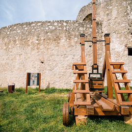 Zväčšiť fotografiu - Toto ste o južnom opevnení trenčianskeho hradu určite nevedeli - TSK_TN hrad_trebuchet_web (44)