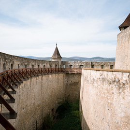 Zväčšiť fotografiu - Toto ste o južnom opevnení trenčianskeho hradu určite nevedeli - TSK_TN hrad_trebuchet_web (49)