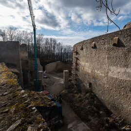 Zväčšiť fotografiu - Trenčiansky hrad odkryje vďaka projektu trebuchet viacero nových zákutí - 20200224_TN_hrad_004w_zmensena