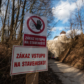 Zväčšiť fotografiu - Trenčiansky hrad odkryje vďaka projektu trebuchet viacero nových zákutí - 20200224_TN_hrad_006w_zmensena