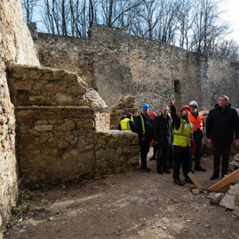 Zväčšiť fotografiu - Trenčiansky hrad odkryje vďaka projektu trebuchet viacero nových zákutí - 20200224_TN_hrad_023w_zmensena