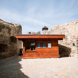 Zväčšiť fotografiu - Trenčiansky hrad ponúka nové výhľady i novosprístupnené zákutia - TSK_TN hrad_trebuchet_web (15)
