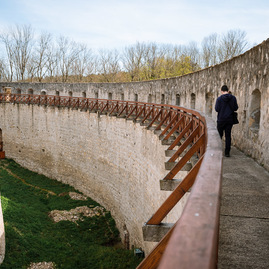 Zväčšiť fotografiu - Trenčiansky hrad ponúka nové výhľady i novosprístupnené zákutia - TSK_TN hrad_trebuchet_web (48)