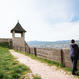 Zväčšiť fotografiu - Trenčiansky hrad ponúka nové výhľady i novosprístupnené zákutia - TSK_TN hrad_trebuchet_web (64)
