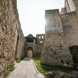 Zväčšiť fotografiu - Trenčiansky hrad ponúka nové výhľady i novosprístupnené zákutia - TSK_TN hrad_trebuchet_web (76)