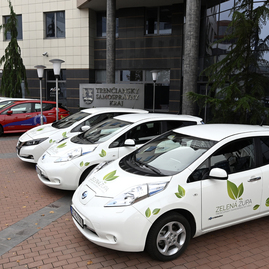 Zväčšiť fotografiu - Vďaka používaniu elektromobilov župa ušetrila už viac ako 27 ton emisií co2 - 20191019_TSK_elektromobily_03