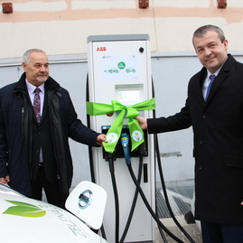 Zväčšiť fotografiu - Vďaka používaniu elektromobilov župa ušetrila už viac ako 27 ton emisií co2 - RYCHLONABIJACKA_PD__6_
