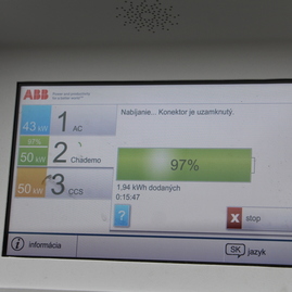 Zväčšiť fotografiu - Vďaka používaniu elektromobilov župa ušetrila už viac ako 27 ton emisií co2 - RYCHLONABIJACKA_PD__8_