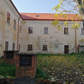 Zväčšiť fotografiu - Virtuálnou konferenciou o revitalizácii draškovičovho kaštieľa v čachticiach poklepali základný kameň - Draškovičov kaštieľ_revitalizácia (7)