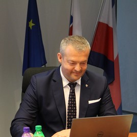 Zväčšiť fotografiu - Virtuálnou konferenciou o revitalizácii draškovičovho kaštieľa v čachticiach poklepali základný kameň - IMG_0165_1