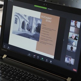 Zväčšiť fotografiu - Virtuálnou konferenciou o revitalizácii draškovičovho kaštieľa v čachticiach poklepali základný kameň - IMG_0174_1