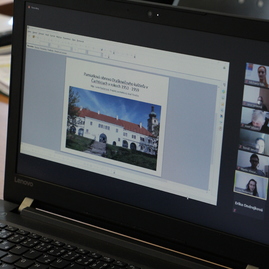 Zväčšiť fotografiu - Virtuálnou konferenciou o revitalizácii draškovičovho kaštieľa v čachticiach poklepali základný kameň - IMG_0185