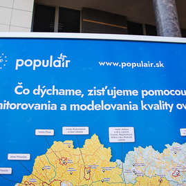 Zväčšiť fotografiu - Za modrú oblohu bojujeme aj pred župným úradom - TSK_Svetový deň čistého ovzdušia_mini (9 of 14)