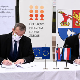 Zväčšiť fotografiu - Zmluva na národný projekt pre hornú nitru podpísaná! - 20201110_PD_TK_027w