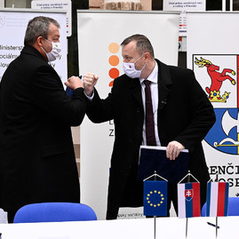 Zväčšiť fotografiu - Zmluva na národný projekt pre hornú nitru podpísaná! - 20201110_PD_TK_032w