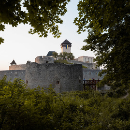 Zväčšiť fotografiu - Župa ukončila práce na rekonštrukcii južného opevnenia trenčianskeho hradu - TSK_kontrolny deň_TN hrad južné opevnenie (1)