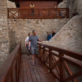 Zväčšiť fotografiu - Župa ukončila práce na rekonštrukcii južného opevnenia trenčianskeho hradu - TSK_kontrolny deň_TN hrad južné opevnenie (31)