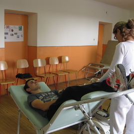 34 študentov spojenej školy v novákoch sa zapojilo do študentskej kvapky krvi - odber krvi 1